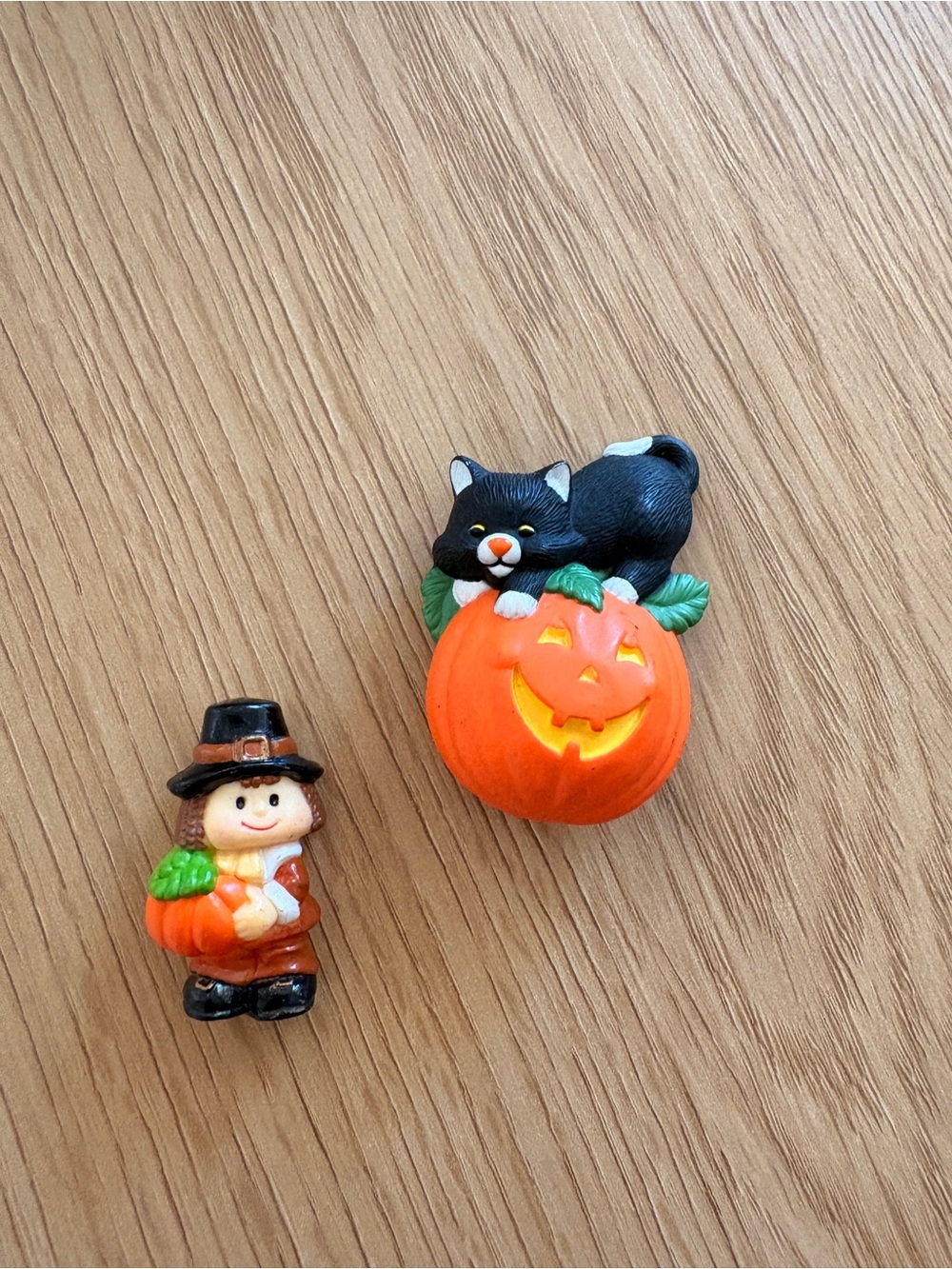 Halloween/Thanksgiving/Fall  Hallmark Brooch/Pin Cat on Pumpkin and Pilgrim
